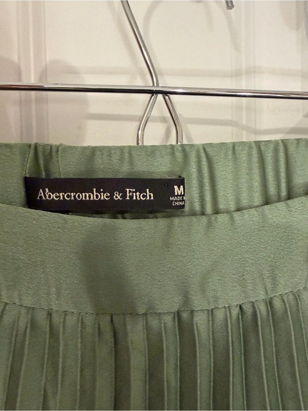 Abercrombie & Fitch Pleated Satin Maxi Skirt in Sage Green - Medium - Picture 3 of 4